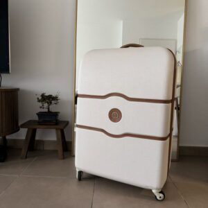 Valise blanche et marron
