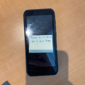 Smartphone noir avec une coque noire