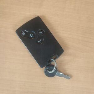 Clé de voiture noire avec clé métallique
