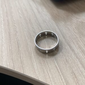Bague argentée avec motifs croix