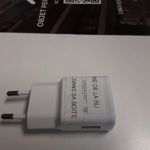 Chargeur secteur blanc avec étiquette