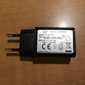 QT Chargeur secteur noir avec étiquette blanche