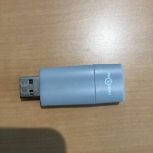 Clé USB bleue avec connecteur argenté