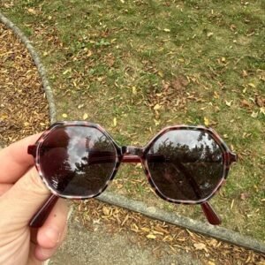 Lunettes de soleil rondes à monture foncée