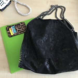 Sac à main noir avec chaîne argentée