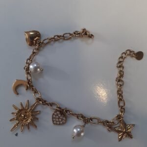 Bracelet doré avec breloques