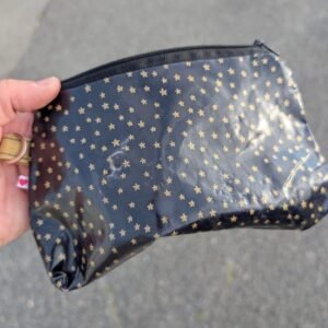 Trousse noire à étoiles dorées