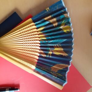 Éventail bleu à motifs dorés