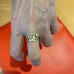 Bague dorée motif feuilles