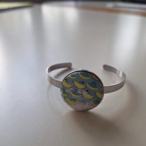 Bracelet argenté avec médaillon rond bleu et jaune