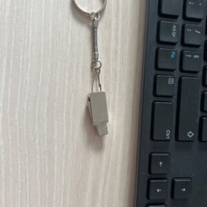 Clé USB argentée avec anneau porte-clés