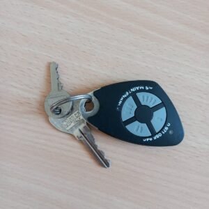 Trousseau de 2 clés avec badge noir